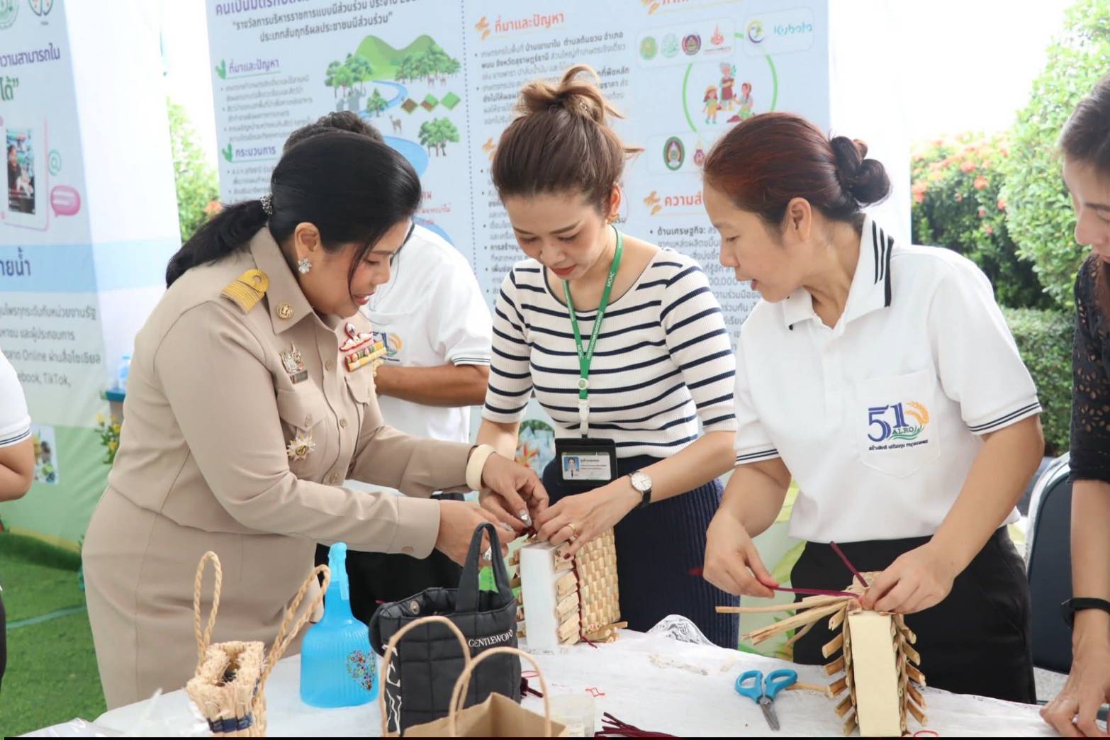 title - รัฐมนตรีว่าการกระทรวงเกษตรและสหกรณ์ พร้อมด้วยคณะผู้บริหาร ส.ป.ก. เข้าเยี่ยมชมโซนกิจกรรมฝึกอาชีพ Workshop งานศิลปหัตถกรรม (ศพส.) กิจกรรมจัดขึ้นภายใต้งาน วันคล้ายวันสถาปนาครบรอบ 51 ปี ส.ป.ก. ณ สำนักงานการปฏิรูปที่ดินเพื่อเกษตรกรรม